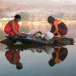 1280px-Burmese_girls_laundring_in_the_lake435
